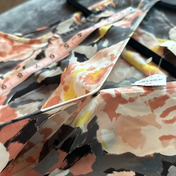 NWT LOFT Outlet Grey Asphalt Floral Peplum Shell Sleeveless Blouse - Picture 8 of 8